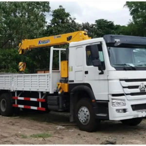 Sinotruk HOWO 6x4 truck-mounted crane 16T, 10 wheels, white cab and yellow boom